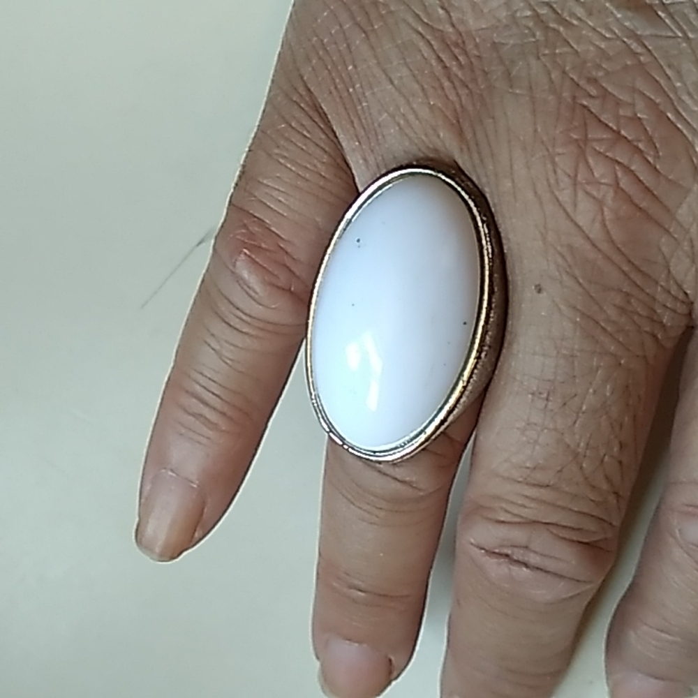 Vintage Oval-Shaped White Ring - Picture 2 of 6